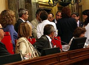  � Els portaveus dels grups discutint, al costat de la Mesa del Parlament, com afrontar les votacions (ACN)