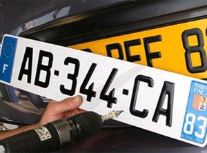  � El robatori de matrícules noves a França no fou perpetrat per ETA, tot i les filtracions interessades del Ministeri de l'Interior.