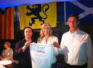  � Chirstopher White, del Scottish National Convention, el director del moviment del Poble Flamenc, Steven Vergauwen i Anna Arqué.
