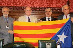  � D'esquerra a dreta, Agustí Soler, organitzador de la campanya; Hywel Williams, impulsor de la moció, Jaume Manel Onorich, exalcalde de Lleida, i el diputat de SI, Toni Strubell