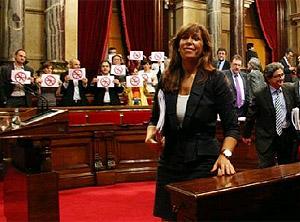  � El PP s'ha abstingut en els comptes del Govern mentre que els diputats d'ICV han mostrat cartells de protesta contra les retallades dels comptes.