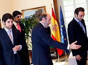  � El passat 14 d'octube, l'aleshores Ministre d'Interior i actual candidat del PSOE a les eleccions espanyoles, Alfredo Pérez Rubalcaba, ja es va reunir amb representants del món taurí per assegurar-los que les 'corrides' passarien a dependre del Ministeri de Cultura.