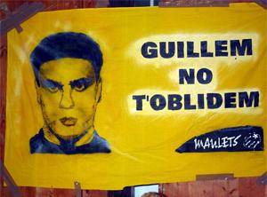  � El jove Guillem Agulló va morir a mans d'un grup de neonazis liderat per Pedro Cuevas qui, després de passar quatre anys a la presó, va concórrer als comicis locals amb Alianza Nacional.