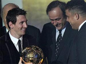  � Messi ostenta la seva tercera Pilota d'Or consecutiva rodejat per Platini, a qui ha igualat, i Ronaldo
